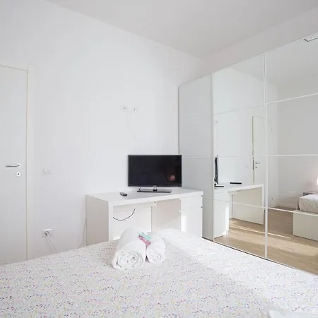Eli - Silkeys Apartment *